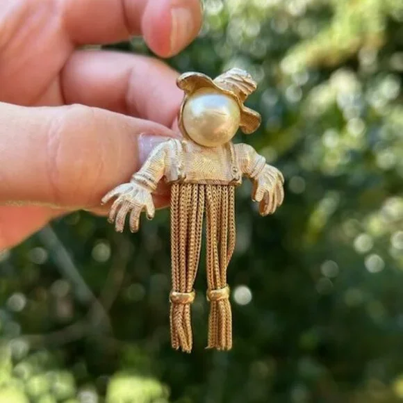 EMMONS Scarecrow Gold Faux Pearl BROOCH - Picture 2 of 8